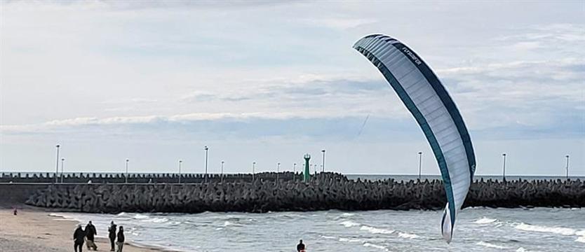 Kitesurfing na morzu