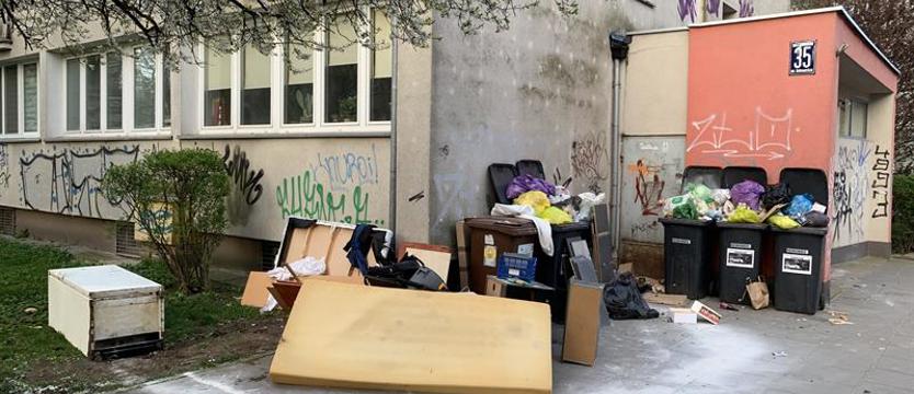 Przy ul. Matejki straszą gabaryty