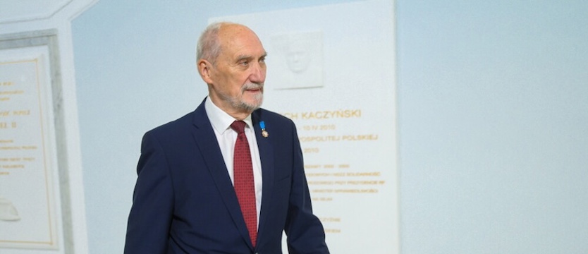 Macierewicz usłyszał zarzut ujawnienia informacji niejawnych
