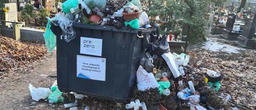 Na cmenatrzu pełne kosze