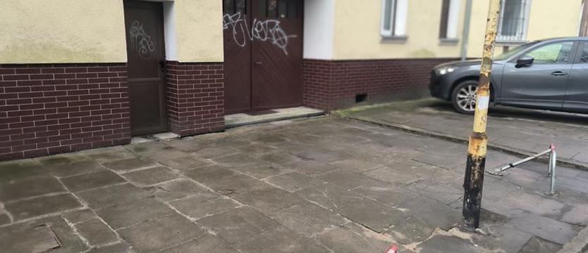 Do lokalu użytkowego nie podjedziesz. A którędy z dostawą?