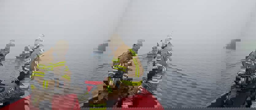 Wędkarz nie był w stanie wrócić do brzegu jeziora Dąbie. Akcja strażaków na wodzie