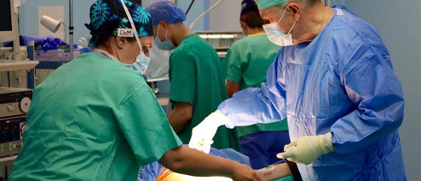 Już 10 tysięcy razy operował laparoskopowo