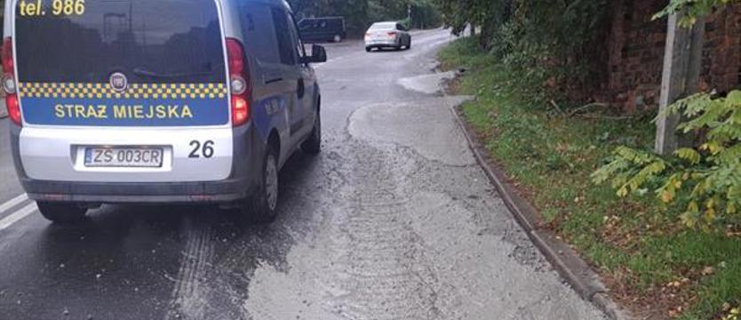 Kilometrowa "ścieżka" z płynnego betonu. Zanieczyszczenia na jezdni, poboczu, przystanku