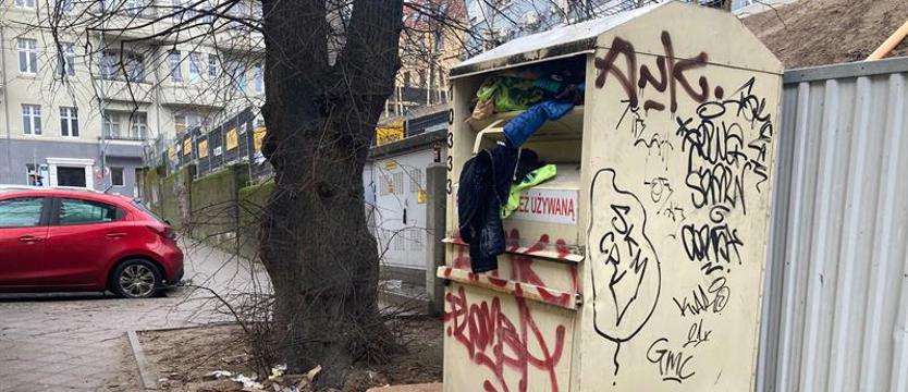 Pojemniki jak śmietniki. Komu służą te miejsca? [SONDA]