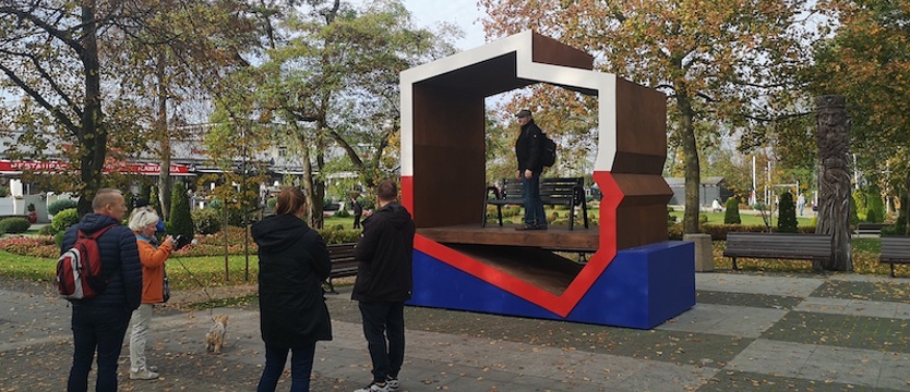 „Patriotyczna ławka” w Międzyzdrojach, zanim usiądziesz, przeczytaj regulamin