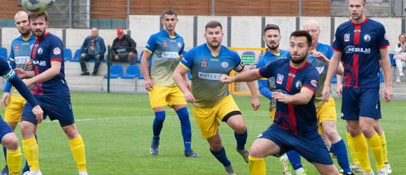 Piłka nożna. Hokejowy wynik w Dobrej i awans Iskierki