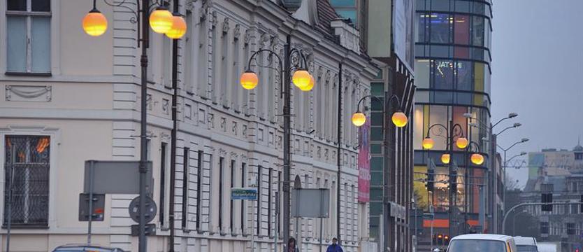 Przecinają kable w latarniach ulicznych