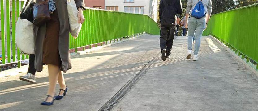 Bąble na kładce. Nawierzchnia (znów) do wymiany?