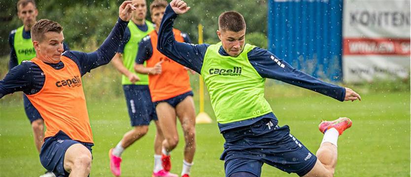 Piłka nożna. Przedłużony kontrakt Szcześniaka