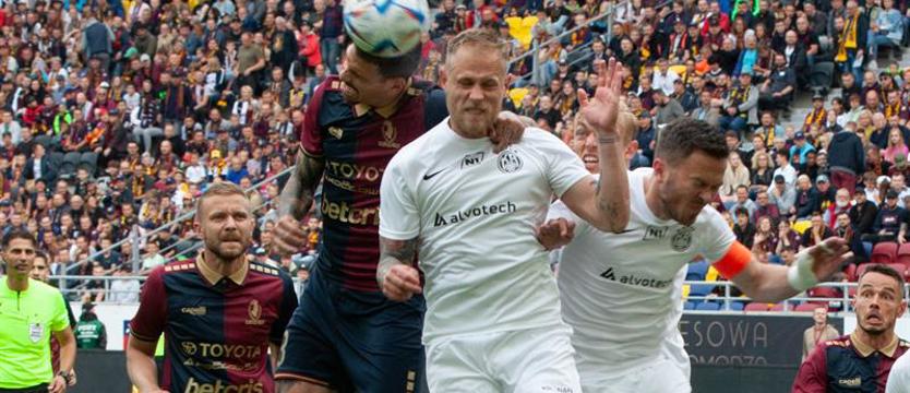 Piłka nożna. Portowcy z Basel lub Crusaders?