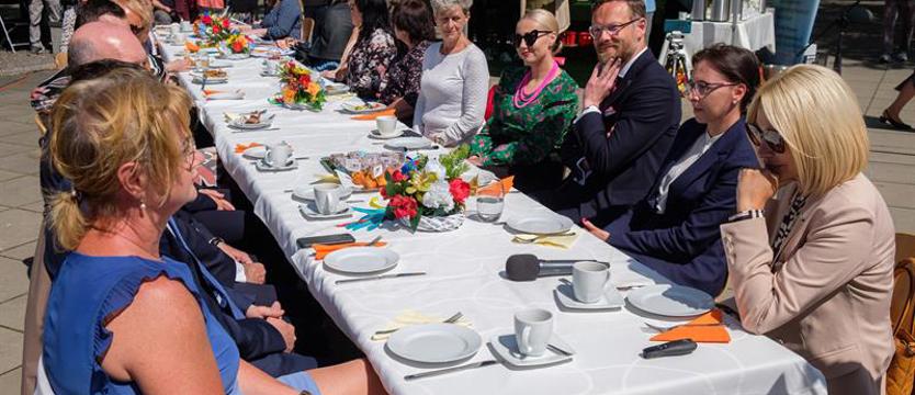 Międzynarodowy Festiwal 41. Pyrzyckie Spotkania z Folklorem. Wielki stół na placu Solidarności