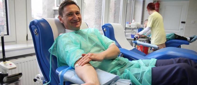 Marszałek z odznaką zasłużonego krwiodawcy