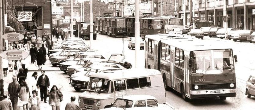 Ulica ks. kard. Stefana Wyszyńskiego. „Syrenki” i czerwona pajęczyna