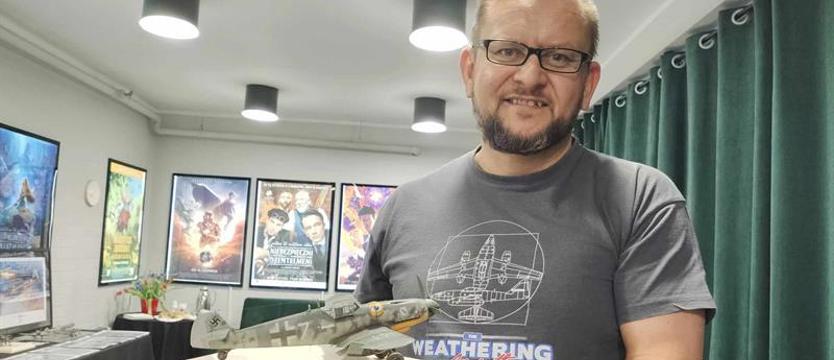 Kiedyś służył w armii, teraz klei samoloty i czołgi