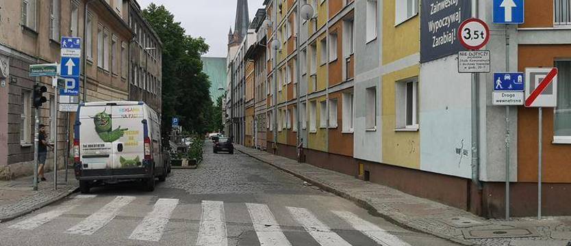 „Staromiejska” strefa wyłudzania 200-złotowych kar? Kierowca ma znać uchwały radnych