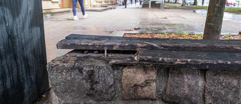 Zniszczone i niebezpieczne. Ławki w alei Wyzwolenia nie nadają się do użytku