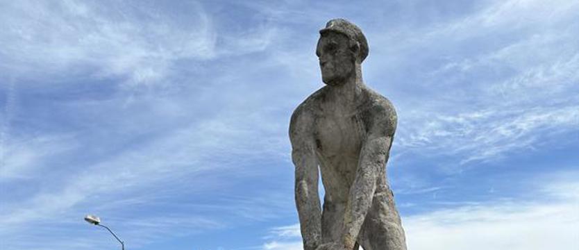 Niszczejący pomnik, niebezpieczne schody... Naprzeciwko Dworca Głównego robi się śmietnik