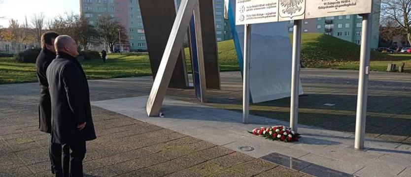 Święto Niepodległości. Prezydent Szczecina złożył kwiaty pod Pomnikiem Niepodległości