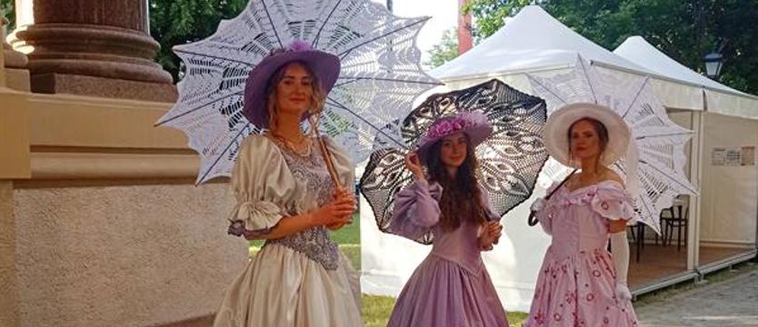 Śniadanie i stroje z epoki w Willi Lentza