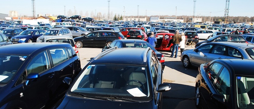 Cena, przebieg, rocznik. Testy bezpieczeństwa na szarym końcu. Czym kierują się Polacy podczas zakupu używanego auta?