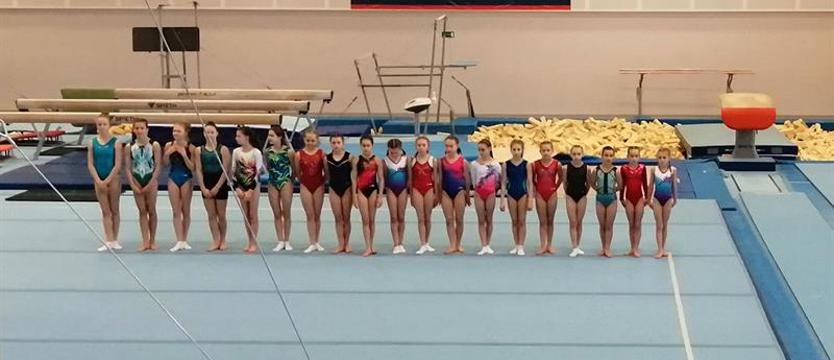 Gimnastyka sportowa. Młode zawodniczki z medalami