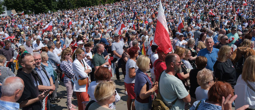 Tłumy na placu Solidarności w Szczecinie. Przeciwko „Lex Tusk”