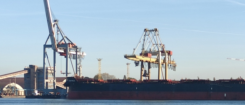 Groźny wypadek w świnoujskim porcie. Z suwnicy spadła kabina z operatorem