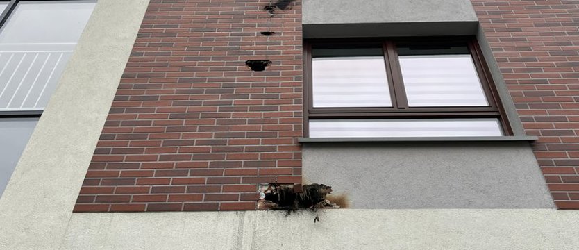 Fajerwerki zniszczyły elewację nowego bloku w Szczecinie