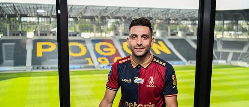 Piłka nożna. Grecki środkowy napastnik Efthýmis Kouloúris w Pogoni