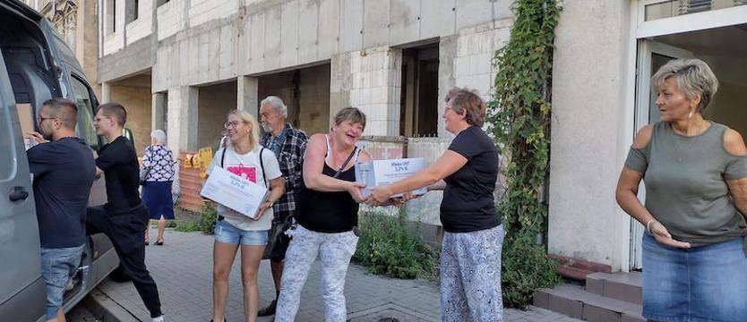 Stowarzyszenie Misja Dobra Nowina przekazuje żywność osobom potrzebującym