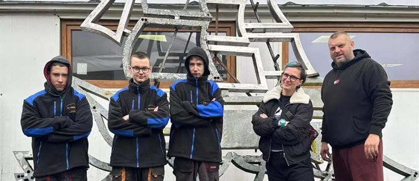 Fregata znów rozbłyśnie. Neon poskładany niczym puzzle