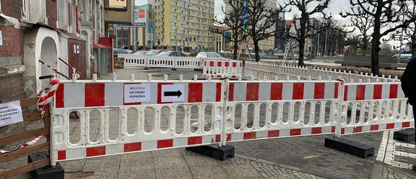 Niebezpiecznie na chodniku i na ulicy