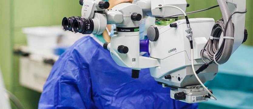 Przywraca wzrok prawie bezkontaktowo. Doceniona za najnowocześniejsze leczenie