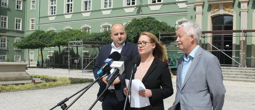 Estetyka, nie szyldoza. PiS rozlicza prezydenta Piotra Krzystka