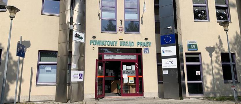 Zarobki absolwentów studiów rosną szybciej