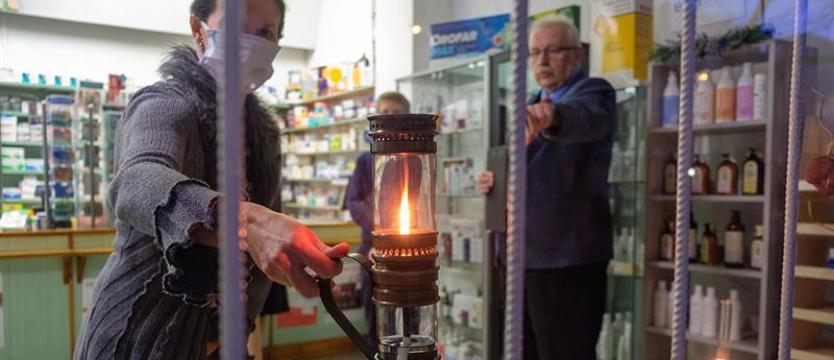 Lampy naftowe zapłonęły w aptekach. Uczcili Ignacego Łukasiewicza