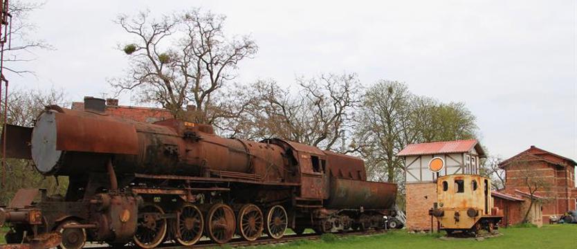 Lokomotywy przy ścieżce rowerowej