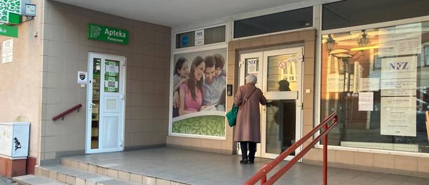 Obwieszczenie na pinezki, do drzewa przed przychodnią