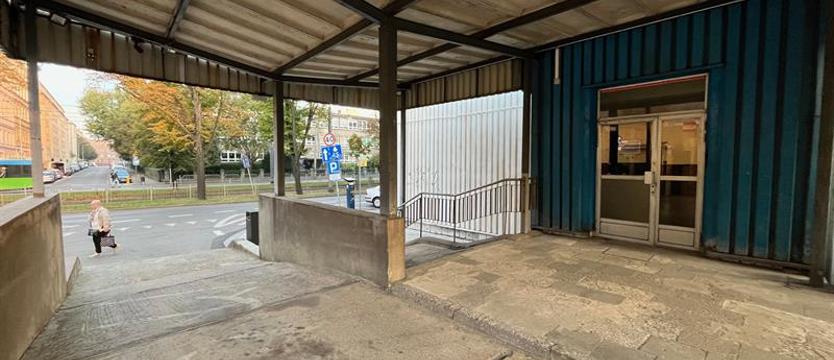 Osoba na wózku tu raczej nie wjedzie. Budynek Przychodni Kolejowej potrzebuje remontu