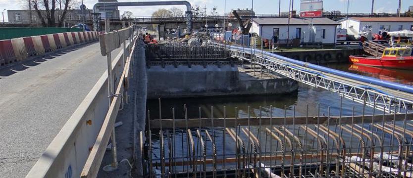 Nad kanałem Zielonym stary most w przebudowie