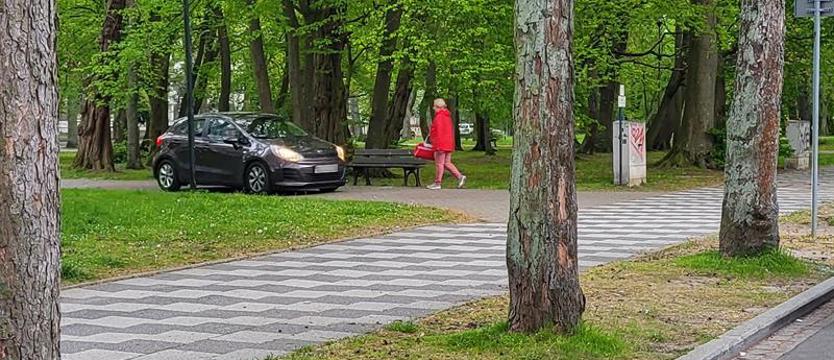 Samochodem po chodniku