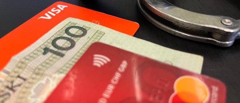 Płacił cudzą kartą kredytową. Ma postawione 24 zarzuty
