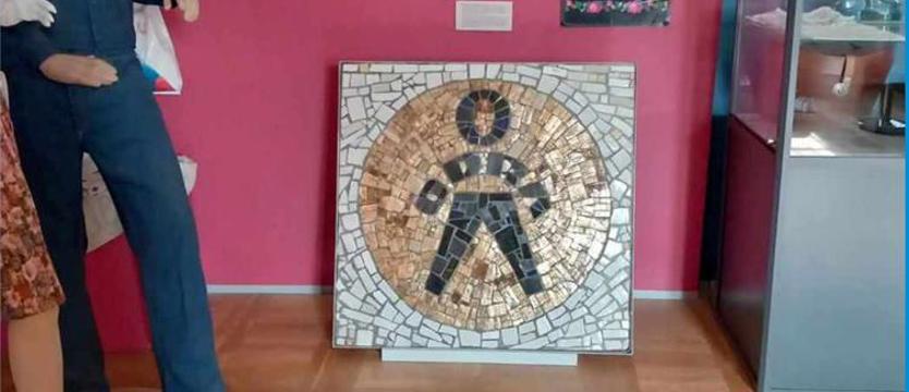 Mozaika ZPO „Odra” po konserwacji wróciła na wystawę