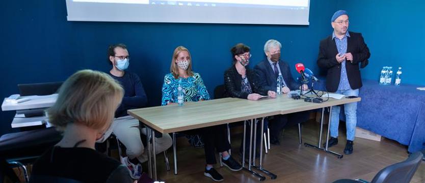 Transkulturowe perspektywy. Moda kenijska na witrynach wiat tramwajowych