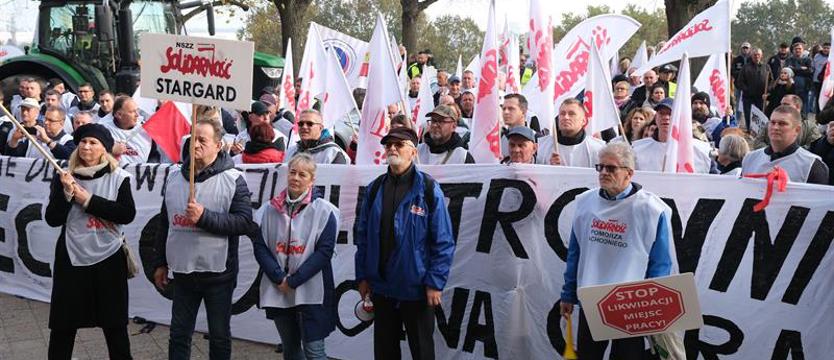 "Solidarność": "Chcemy pracy!". Pikieta przed Zachodniopomorskim Urzędem Wojewódzkim