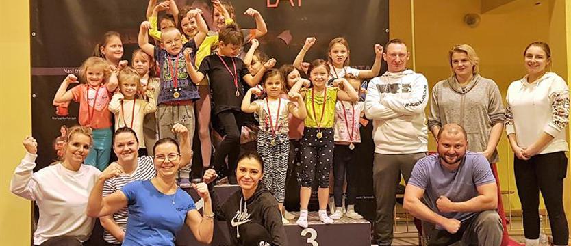 Zapasy. Zabawa dzieci i... rodziców