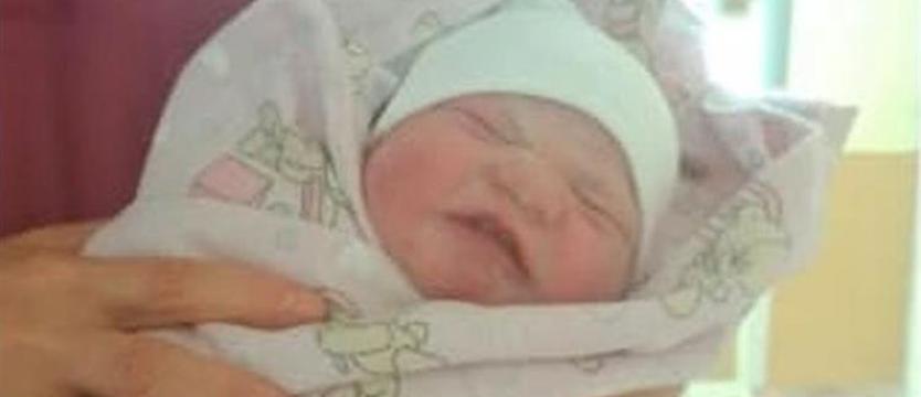 Policjanci eskortowali rodząca kobietę na porodówkę w Policach. Ryszard szczęśliwie przyszedł na świat