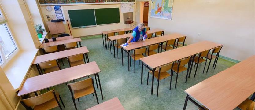 COVID-19 pustoszy szkoły. Znów niemal 20 tysięcy uczy się zdalnie