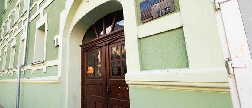 Tablica o "rzeźniku z Niebuszewa" zdjęta